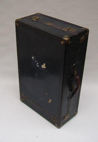 Picture of Mini Wardrobe steamer trunk n° 302