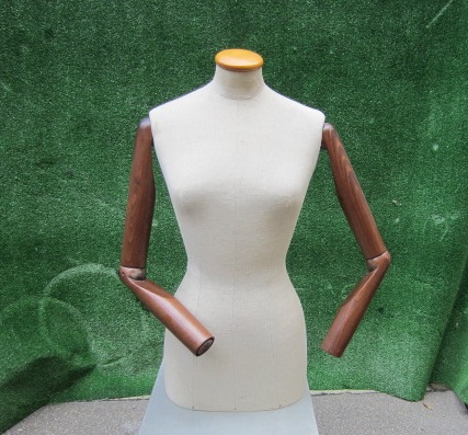 Picture of white tailor's dummy with wooden arms n°13