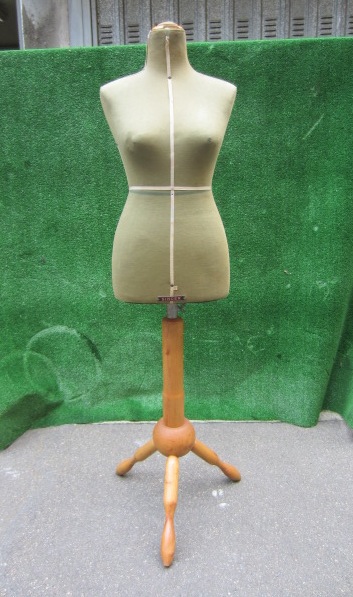 Picture of green tailor's dummy n° 8