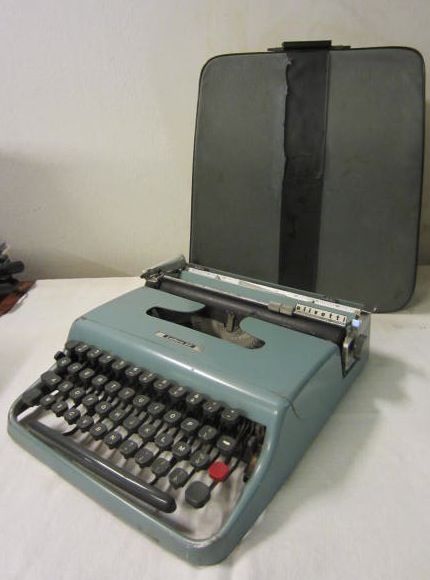 Picture of Olivetti Lettera 22 typewriter 