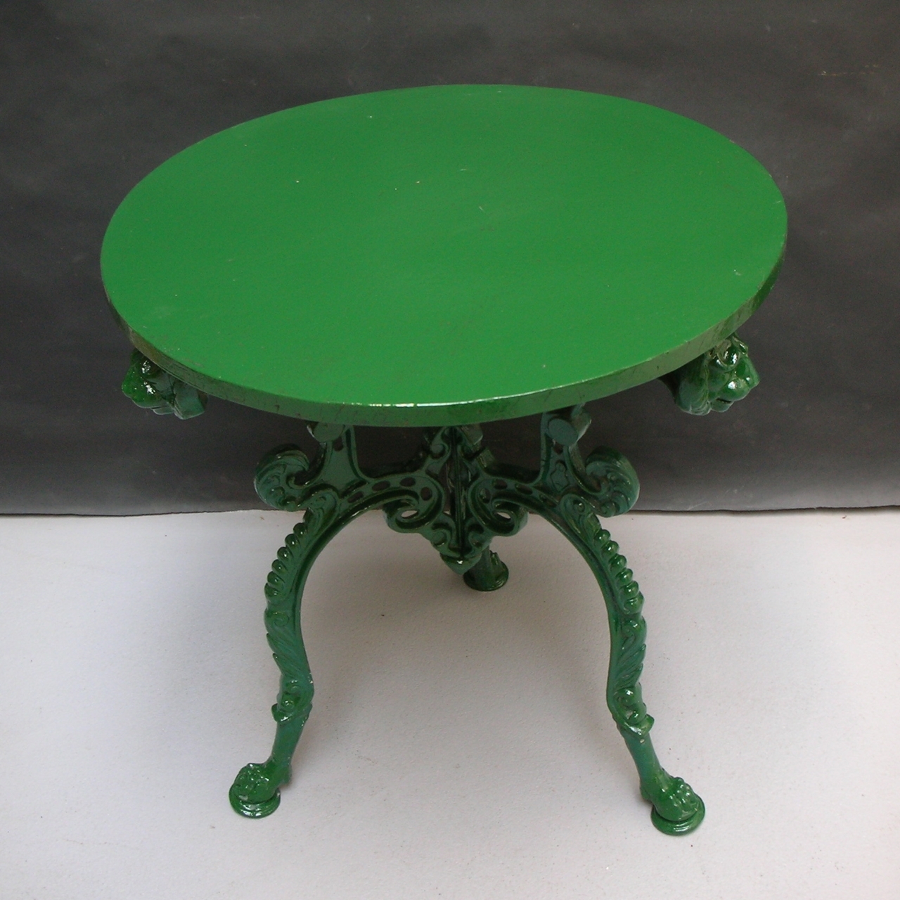 Picture of bistrot table in fake cast iron