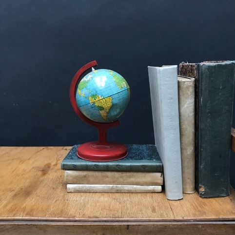 Picture of Small globe with red base