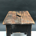 Immagine di Sgabello rustico quadrato in legno nero scrostato