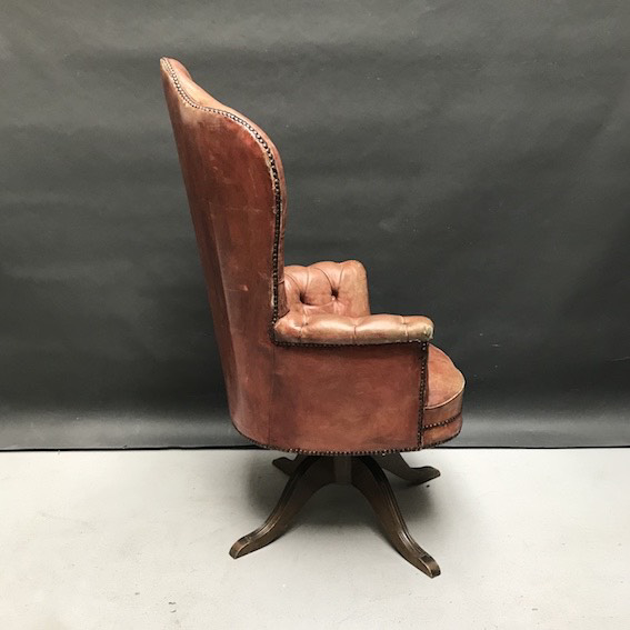 Picture of capitonnè swivel armchair