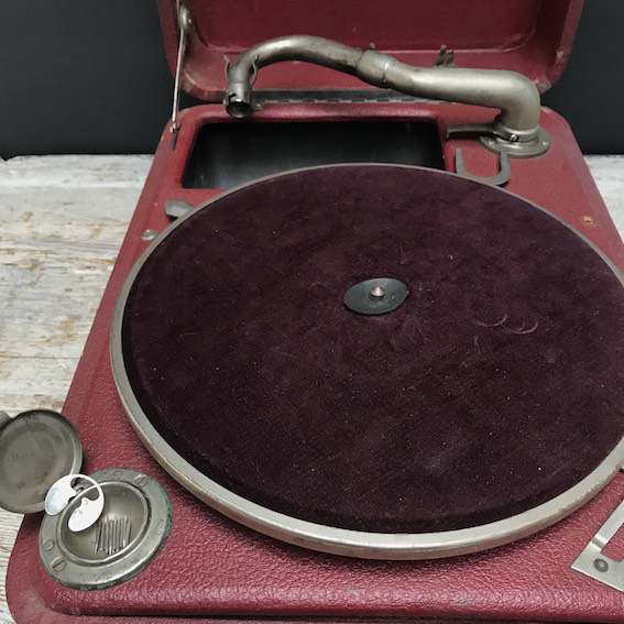 Picture of case gramophone Carisch