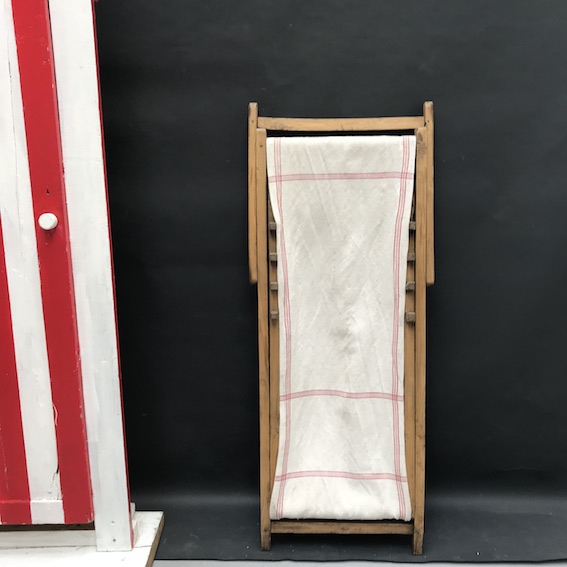 Immagine di Sdraio in legno e canapa bianca con riga rossa