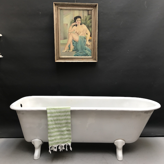 Picture of Freestanding bathtub with feet