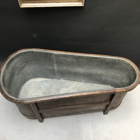 Picture of Wood and zinc bath tub